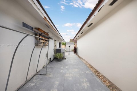 House in Miami, Florida 4 bedrooms, 140.84 sq.m. № 1890734 - photo 23