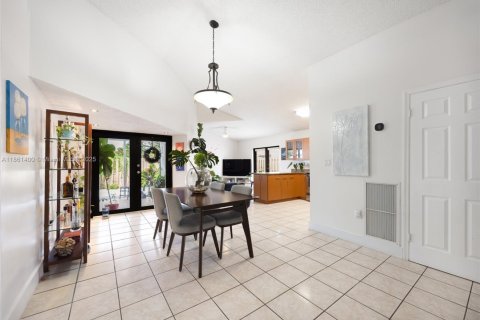 House in Miami, Florida 4 bedrooms, 140.84 sq.m. № 1890734 - photo 5