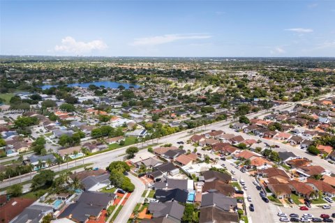House in Miami, Florida 4 bedrooms, 140.84 sq.m. № 1890734 - photo 24