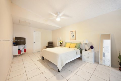 House in Miami, Florida 4 bedrooms, 140.84 sq.m. № 1890734 - photo 11