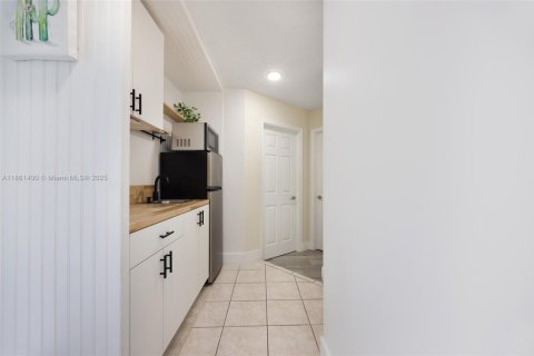 House in Miami, Florida 4 bedrooms, 140.84 sq.m. № 1890734 - photo 17