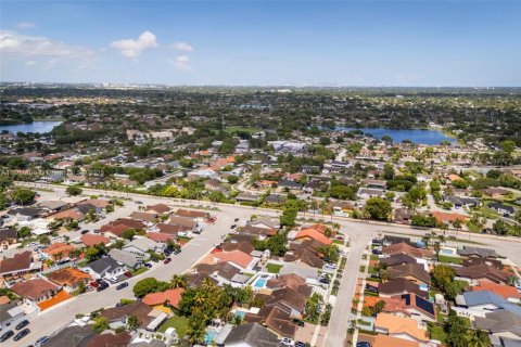 House in Miami, Florida 4 bedrooms, 140.84 sq.m. № 1890734 - photo 26