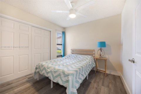 House in Miami, Florida 4 bedrooms, 140.84 sq.m. № 1890734 - photo 14