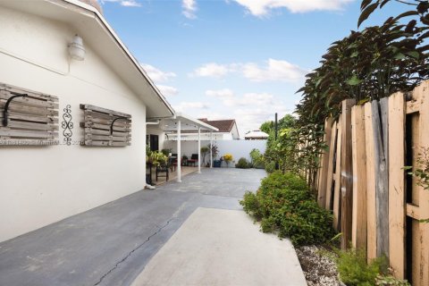 House in Miami, Florida 4 bedrooms, 140.84 sq.m. № 1890734 - photo 22