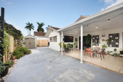 House in Miami, Florida 4 bedrooms, 140.84 sq.m. № 1890734 - photo 21
