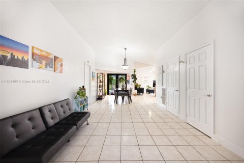House in Miami, Florida 4 bedrooms, 140.84 sq.m. № 1890734 - photo 4