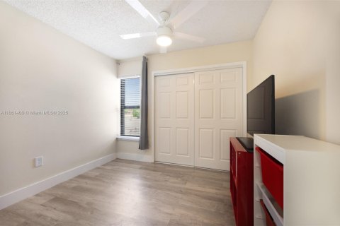 House in Miami, Florida 4 bedrooms, 140.84 sq.m. № 1890734 - photo 15