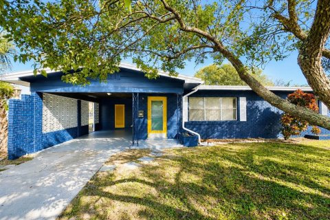House in Winter Haven, Florida 4 bedrooms, 168.71 sq.m. № 2318667