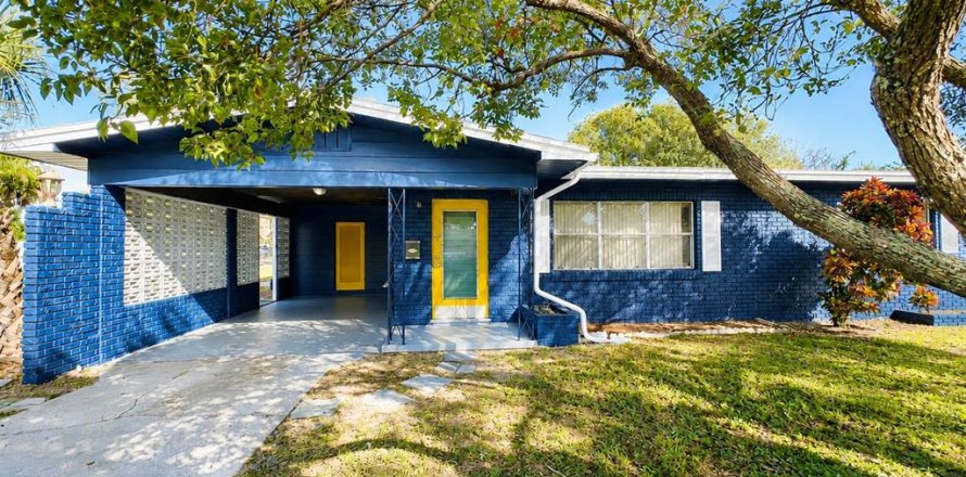 House in Winter Haven, Florida 4 bedrooms, 168.71 sq.m. № 2318667