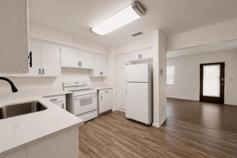 House in Winter Haven, Florida 4 bedrooms, 168.71 sq.m. № 2318667 - photo 2