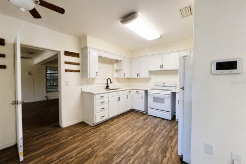 House in Winter Haven, Florida 4 bedrooms, 168.71 sq.m. № 2318667 - photo 18