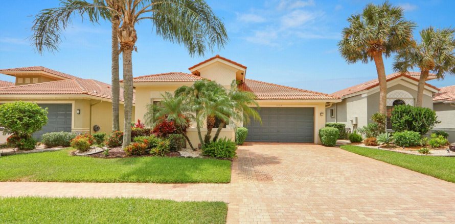 House in Boynton Beach, Florida 3 bedrooms, 211.26 sq.m. № 2146196