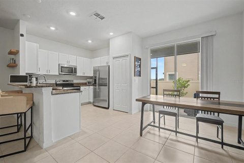 Townhouse in San Antonio, Florida 3 bedrooms, 154.78 sq.m. № 2117597 - photo 4