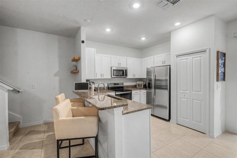 Townhouse in San Antonio, Florida 3 bedrooms, 154.78 sq.m. № 2117597 - photo 14