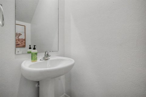 Townhouse in San Antonio, Florida 3 bedrooms, 154.78 sq.m. № 2117597 - photo 25