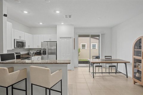 Townhouse in San Antonio, Florida 3 bedrooms, 154.78 sq.m. № 2117597 - photo 13