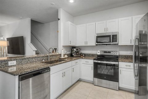 Townhouse in San Antonio, Florida 3 bedrooms, 154.78 sq.m. № 2117597 - photo 18