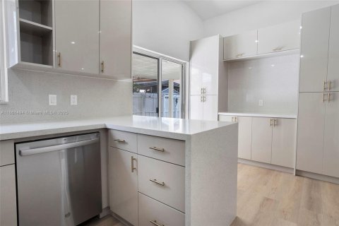 Villa ou maison à vendre à Hialeah, Floride: 3 chambres, 133.13 m2 № 1891993 - photo 14