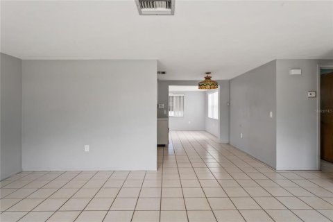 House in New Port Richey, Florida 2 bedrooms, 104.79 sq.m. № 1917151 - photo 5