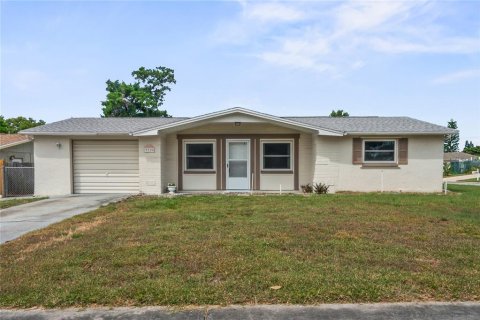 House in New Port Richey, Florida 2 bedrooms, 104.79 sq.m. № 1917151 - photo 1