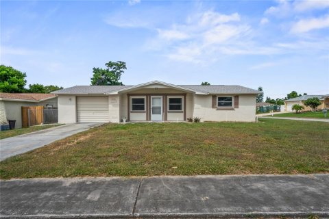 House in New Port Richey, Florida 2 bedrooms, 104.79 sq.m. № 1917151 - photo 2