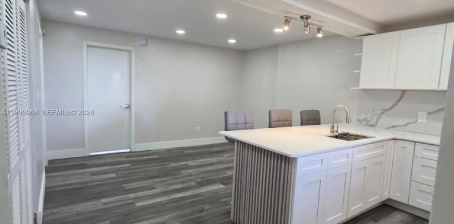 Apartment in North Miami Beach, Florida 2 bedrooms, 68.19 sq.m. № 2067571