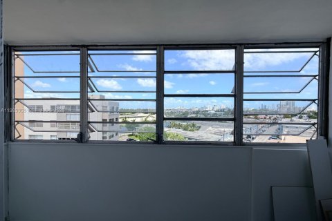 Apartment in North Miami Beach, Florida 2 bedrooms, 68.19 sq.m. № 2067571 - photo 10