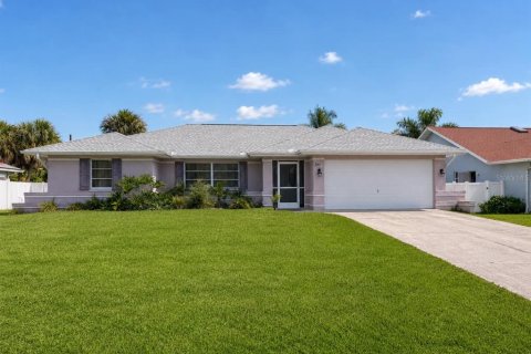Casa en Port Charlotte, Florida 3 dormitorios, 175.21 m2 № 2360644
