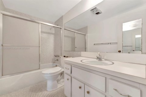 Condo in Plantation, Florida, 2 bedrooms  № 2021102 - photo 16