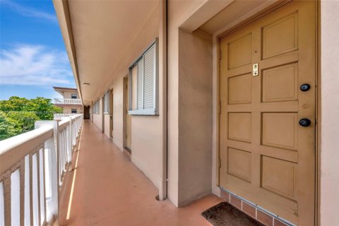 Condo in Plantation, Florida, 2 bedrooms  № 2021102 - photo 3