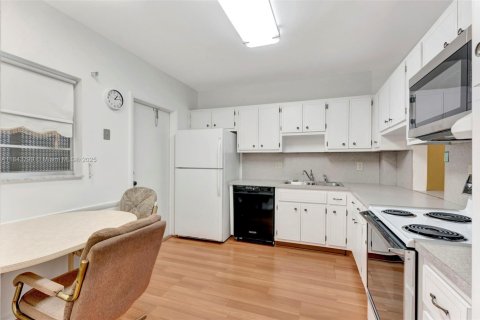 Condo in Plantation, Florida, 2 bedrooms  № 2021102 - photo 6