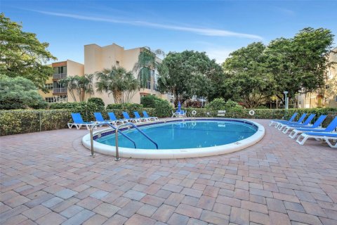Condo in Plantation, Florida, 2 bedrooms  № 2021102 - photo 25