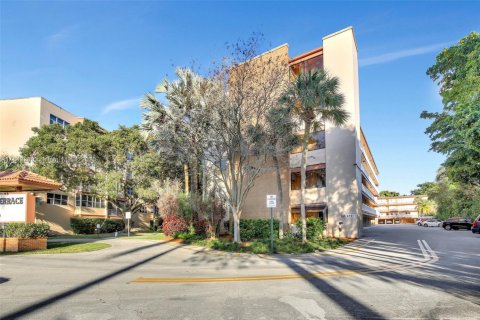 Condo in Plantation, Florida, 2 bedrooms  № 2021102 - photo 27