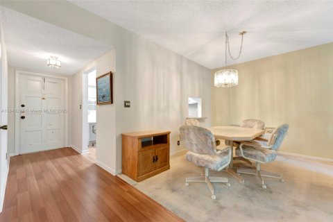Condo in Plantation, Florida, 2 bedrooms  № 2021102 - photo 4