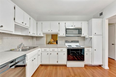 Condo in Plantation, Florida, 2 bedrooms  № 2021102 - photo 8