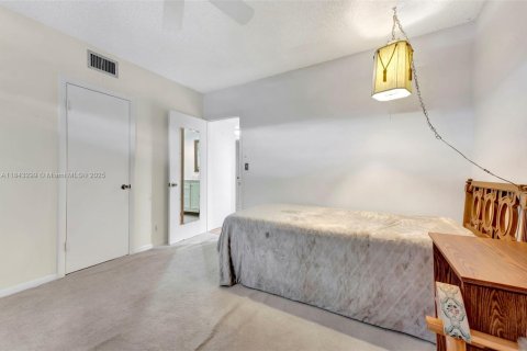 Condo in Plantation, Florida, 2 bedrooms  № 2021102 - photo 18