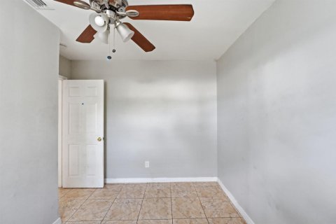House in West Park, Florida 3 bedrooms, 102.19 sq.m. № 2263863 - photo 10