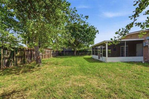 House in West Park, Florida 3 bedrooms, 102.19 sq.m. № 2263863 - photo 21