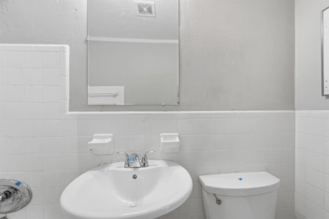 House in West Park, Florida 3 bedrooms, 102.19 sq.m. № 2263863 - photo 16
