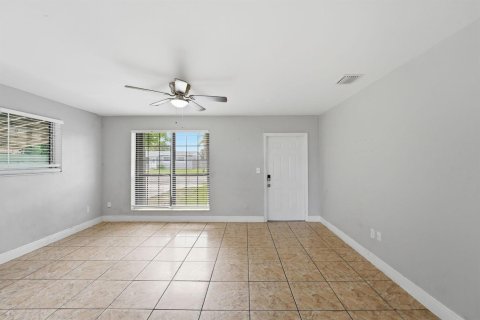 House in West Park, Florida 3 bedrooms, 102.19 sq.m. № 2263863 - photo 2