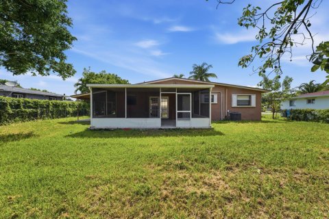 House in West Park, Florida 3 bedrooms, 102.19 sq.m. № 2263863 - photo 20