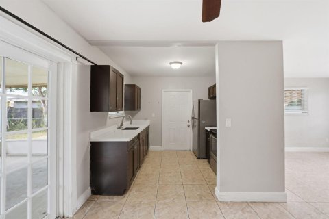 House in West Park, Florida 3 bedrooms, 102.19 sq.m. № 2263863 - photo 4