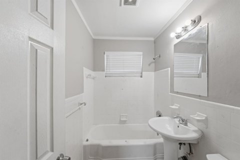 House in West Park, Florida 3 bedrooms, 102.19 sq.m. № 2263863 - photo 15