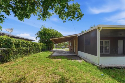 House in West Park, Florida 3 bedrooms, 102.19 sq.m. № 2263863 - photo 23