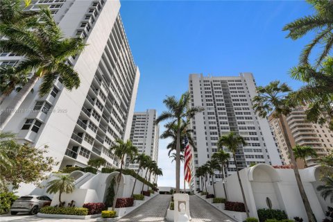 Condominio en alquiler en Hallandale Beach, Florida, 2 dormitorios, 148.64 m2 № 1691617 - foto 1