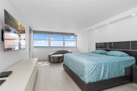 Condominio en alquiler en Hallandale Beach, Florida, 2 dormitorios, 148.64 m2 № 1691617 - foto 17