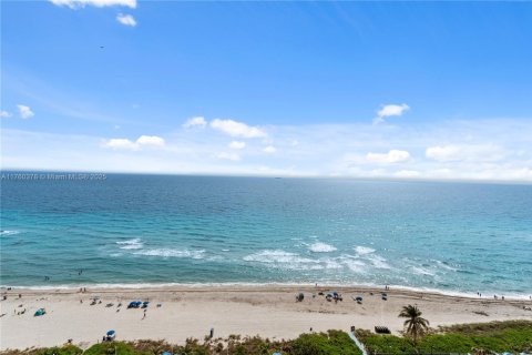 Condominio en alquiler en Hallandale Beach, Florida, 2 dormitorios, 148.64 m2 № 1691617 - foto 3