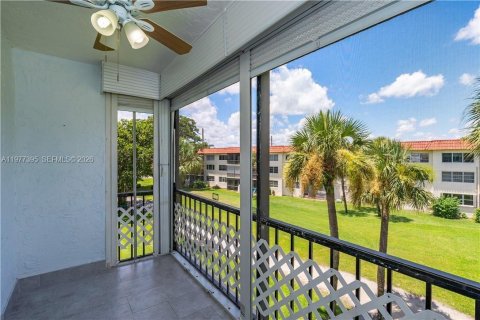 Condo in Pembroke Pines, Florida, 2 bedrooms  № 2041980 - photo 11