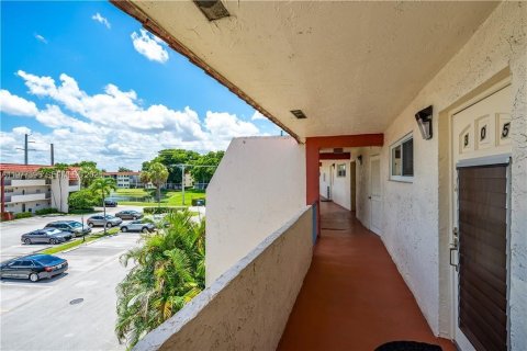 Condo in Pembroke Pines, Florida, 2 bedrooms  № 2041980 - photo 10