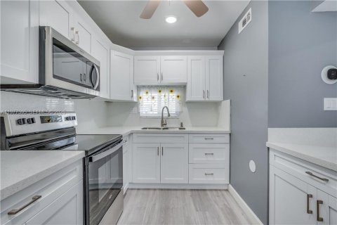 Condo in Pembroke Pines, Florida, 2 bedrooms  № 2041980 - photo 14